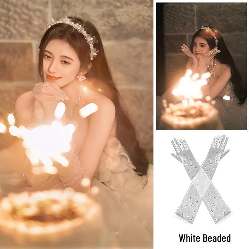 Длинные перчатки из белого атласа и кружева с бриллиантами для свадебных и торжественных фотосессий