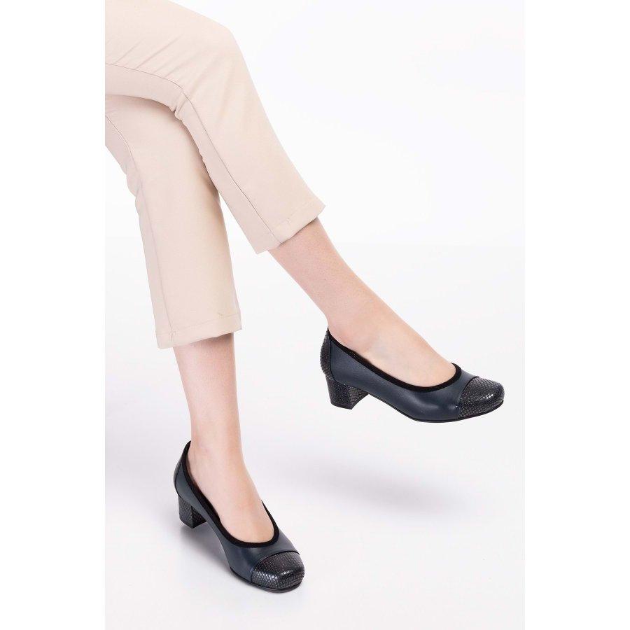 Женские классические туфли из натуральной кожи на массивном среднем каблуке