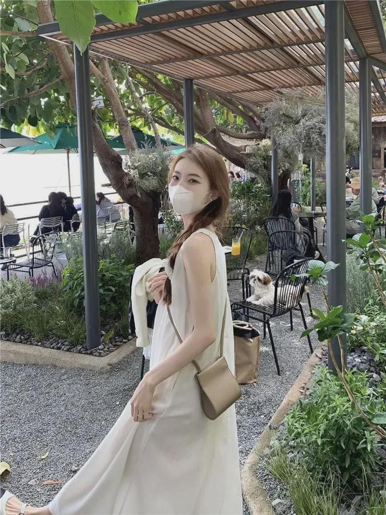 Женское летнее платье без рукавов в корейском стиле белого цвета для похудения