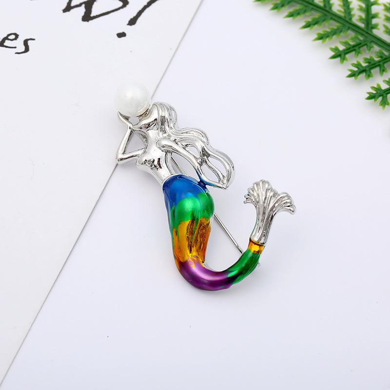 Брошь с инкрустацией из жемчуга и животного - мультяшный стиль, сплав, бижутерия в виде капли масла, для женщин