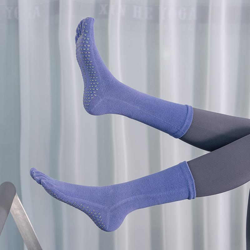 Gradient Non-Slip Mid-Calf Toe Separator Yoga Socks - Autumn/Winter Sweat-Absorbing Sporty Style.