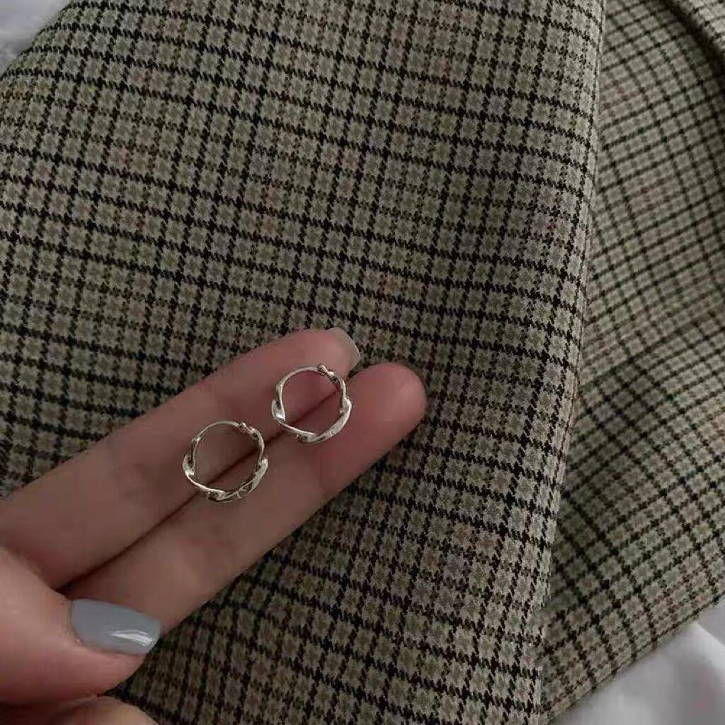 Винтажные красные серьги-кольца в гонконгском стиле: Элегантный женский аксессуар на осень/зиму