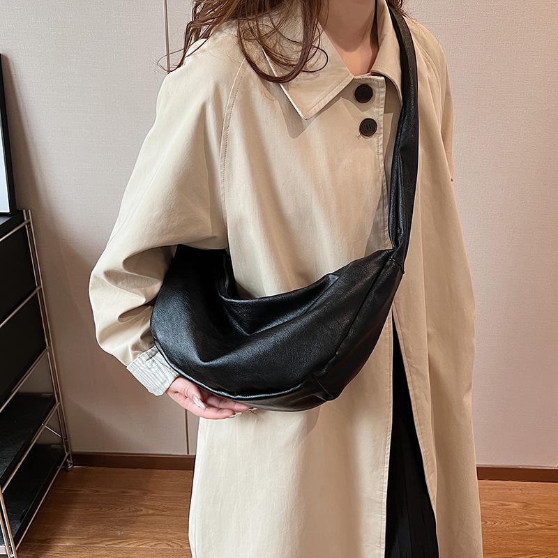 Модный и ленивый досуговый темперамент 2025 осень и зима женская новая ins текстура простая на плечо кроссбоди сумка-пельмень