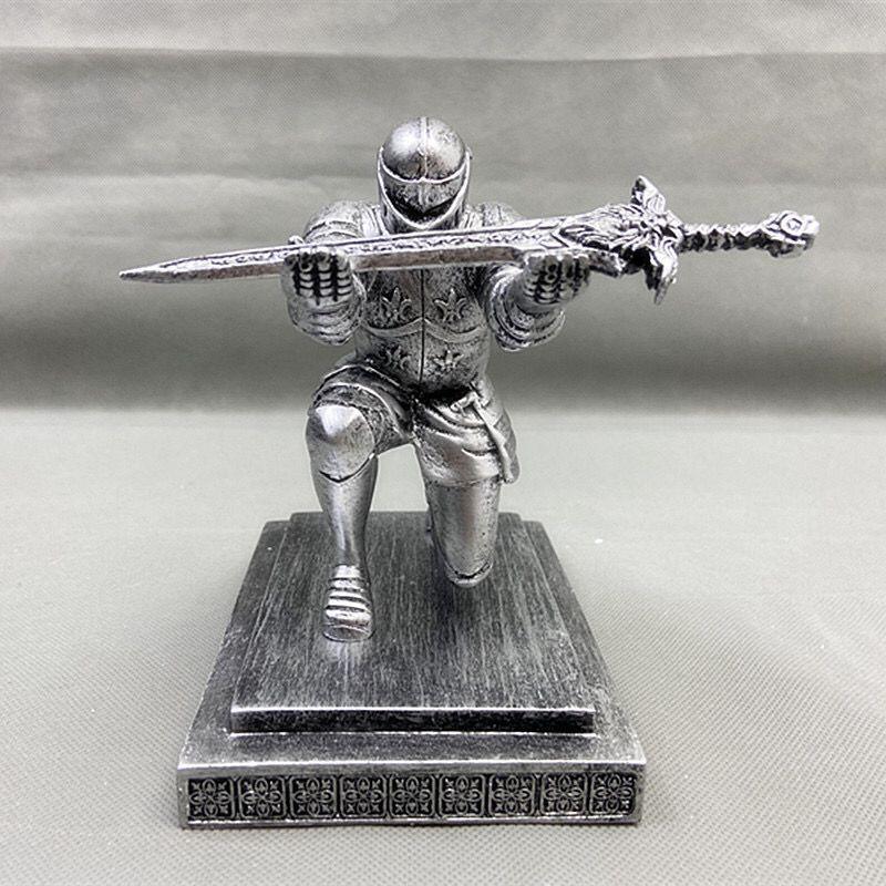 Лидер продаж, держатель для ручек в стиле рыцаря с мечом 15*10*15 см, канцелярские принадлежности для доспехов рыцаря, средневековый тематический декор из смолы для офиса