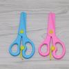 Безопасные ножницы для детей в простом стиле