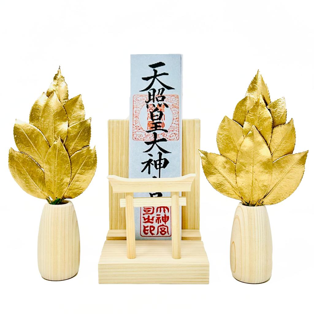 Золотой Мини Маленький Сакаки Круглая Подставка с Воротами Тории, Набор для Синтоистского Храма, Изготовлено Мастерами, Включает Ворота Тории, Подставку для Офуда и Синтоистский Храм. Этот