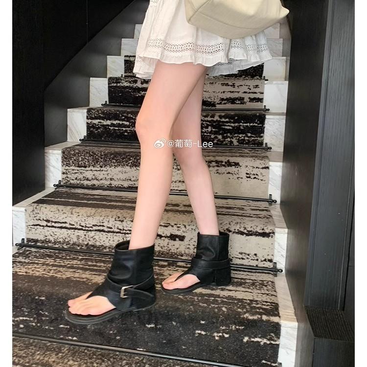 Grape Mom has the same fashionable hot girl with round toe clip buckle mid-leg sandals, retro and versatile, slimming open-toe trouser boots