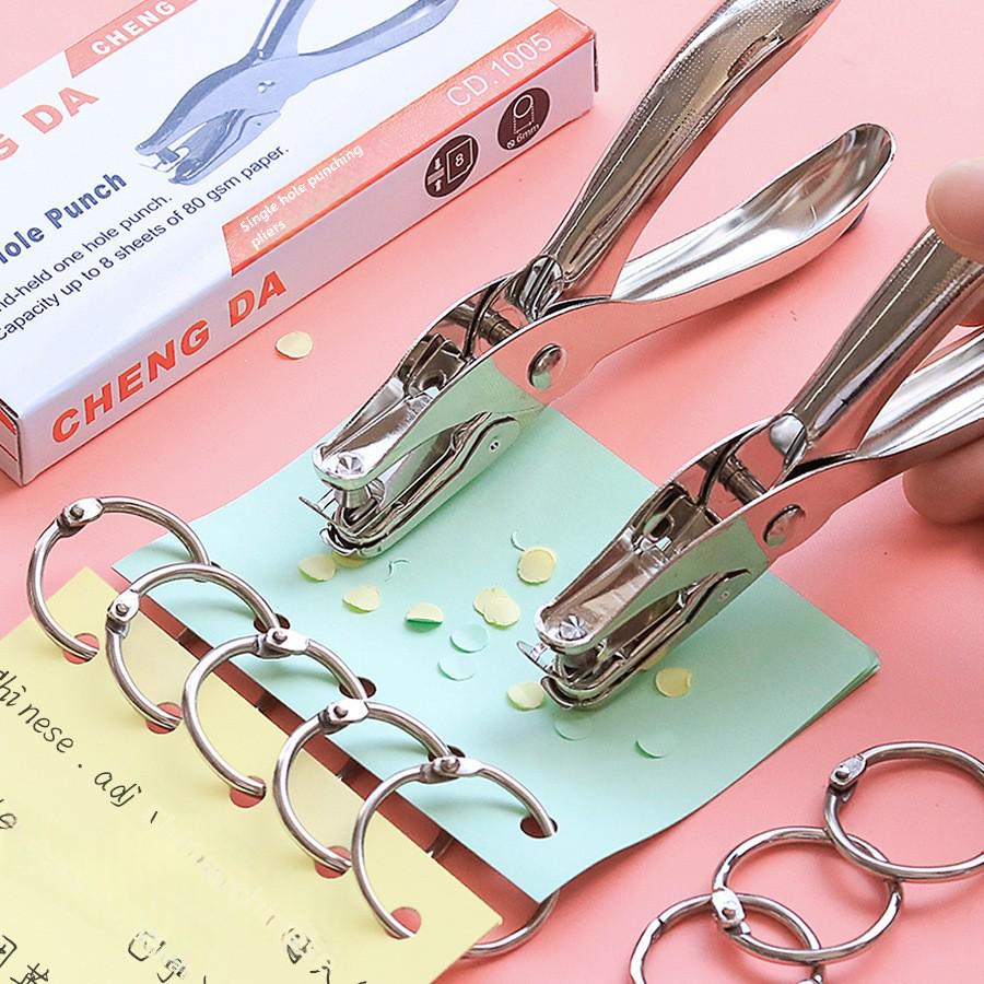 Маленькие плоскогубцы для прокалывания отверстий в картонных карточках для скрепления листов