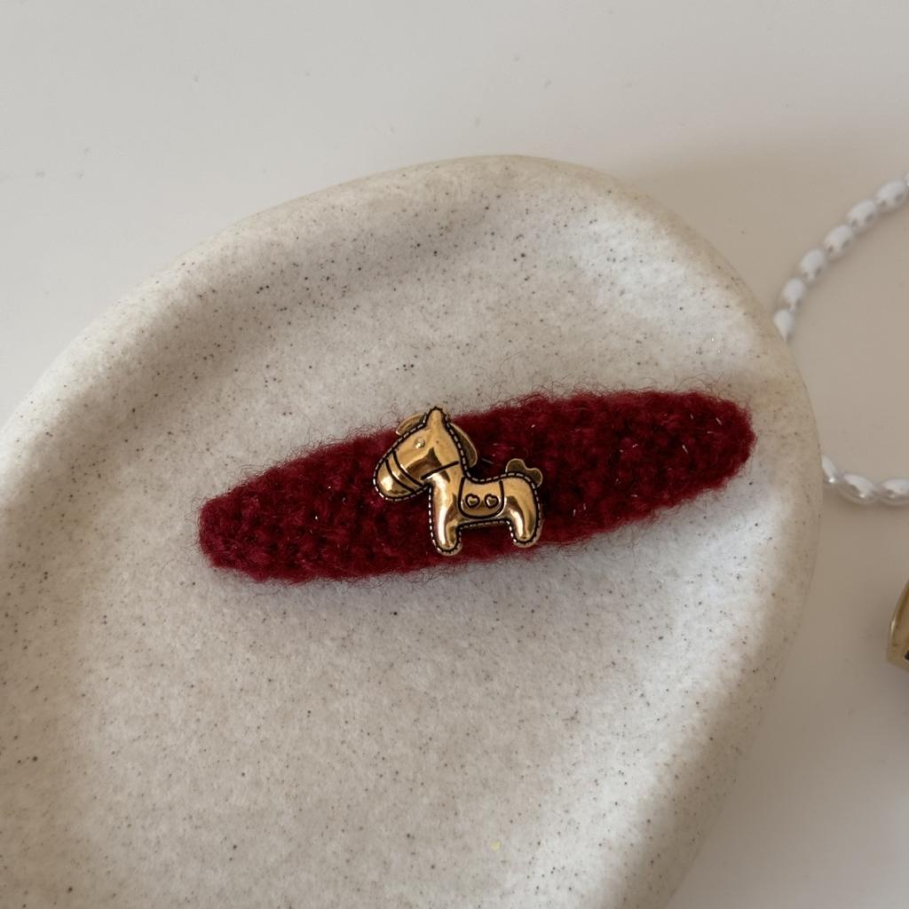 Маленькая лошадка Красная заколка для волос для поездок на работу, Уникальная заколка-крабик с модными и стильными элементами дизайна.