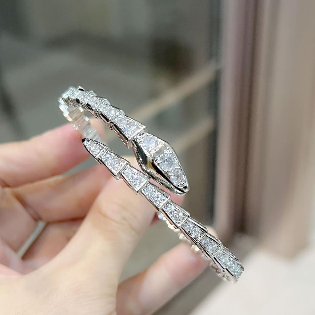 Высокая мода, легкая роскошь, браслет с высоким костным элементом и модным открытием, полностью инкрустированный цирконами в форме кости