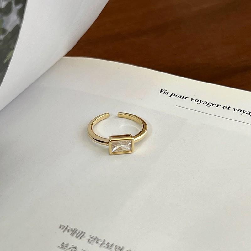 Trendy S925 Pure Silver Ring With Beautiful Pearl Floral Detailing For Women