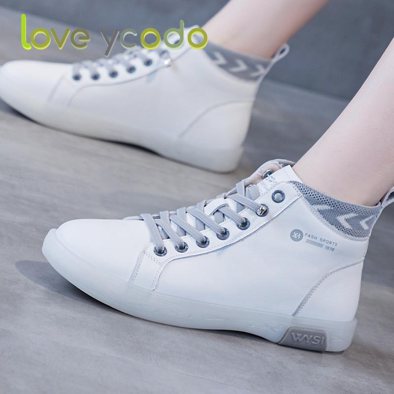 Пара женских осенне-зимних стильных и удобных ботильонов из натуральной кожи на плоской подошве