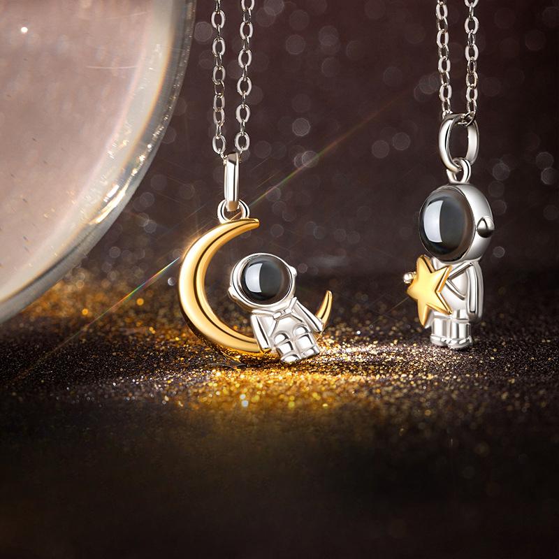 Astronaut Projection Couple Necklace, Male and Female Pair, Astronaut Star Picking and Moon Ranging Pendant, Collar Chain