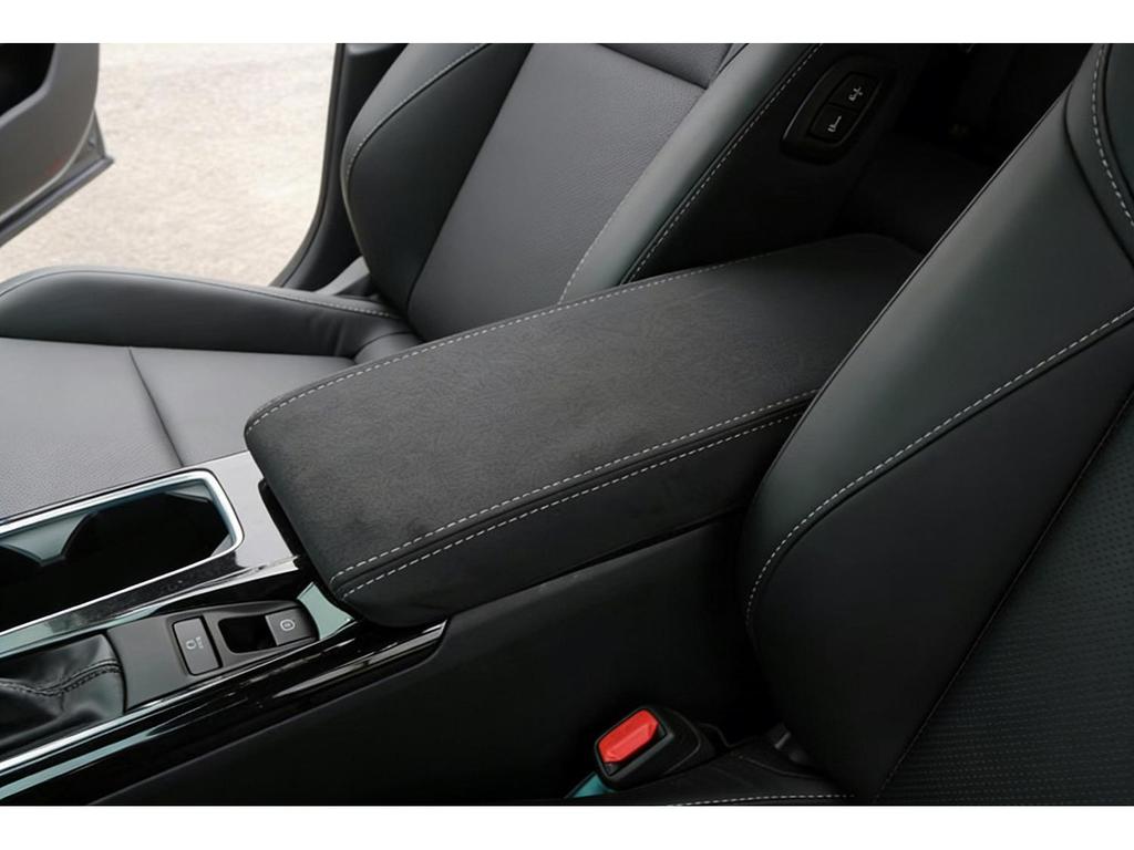 Чехол-подлокотник из микрофибры и кожи для Toyota Camry 9-го поколения 2024-2026 гг. - Прочный, износостойкий и грязеотталкивающий.