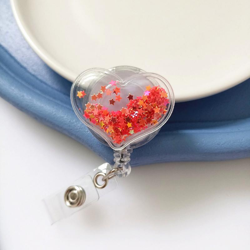 Новый стиль бейджа с мультяшной кнопкой-защелкой  Эластичная кнопка-защелка  Сердце с пересыпающимся песком  Изделие из смолы  Шнурок-держатель для ID-карты  Зажим-держатель