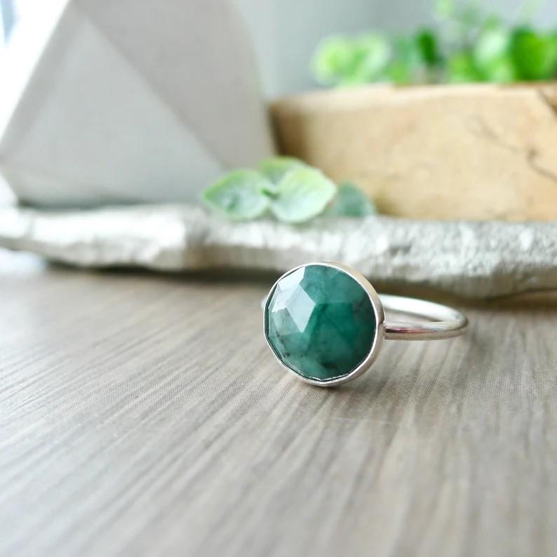 Sakota Mines Изумрудное кольцо с драгоценными камнями Стерлинговое серебро 925 пробы Ювелирные изделия ручной работы Твердое кольцо для женщин Подарок для особых случаев - прибл. 5,2 г.