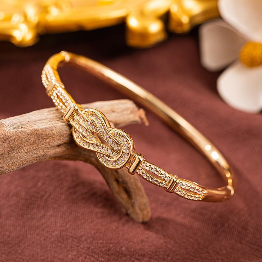 2026New Lucky Clover Diamond-Encrusted Bracelet, Niche Design with a High-End Feel, Full-Diamond Four-Leaf Clover Bangle