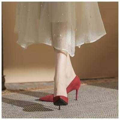 Французские туфли на высоком каблуке женские 2025 новые замшевые с острым носком с мелким вырезом плиссированные на тонком каблуке одинарные туфли темпераментные продвинутые туфли для подружки невесты