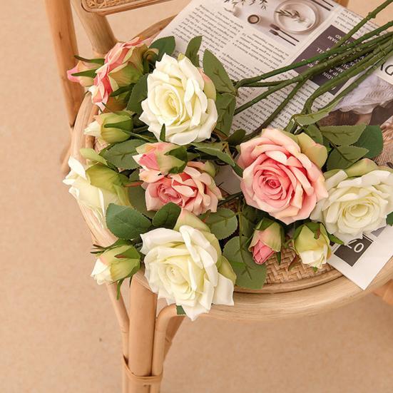 Хороший искусственный цветок, привлекательный цветок из искусственного шелка, реалистичный вид