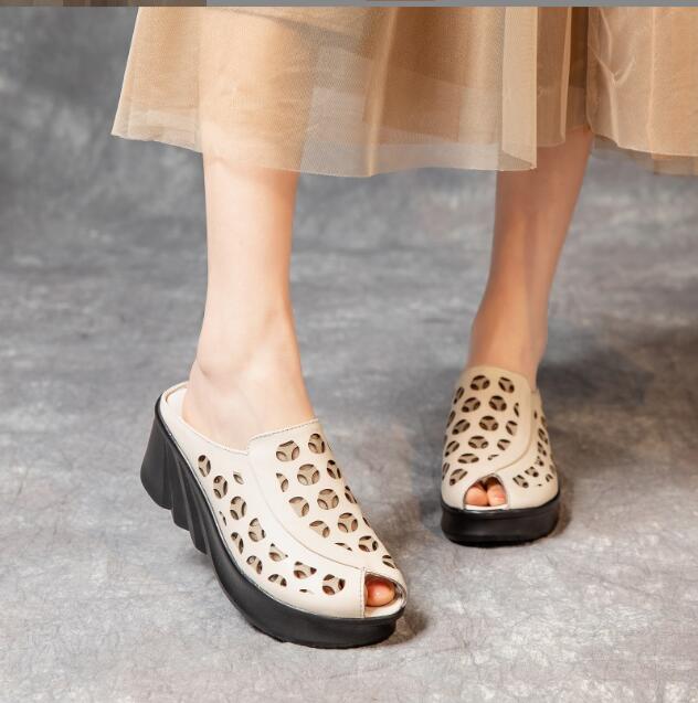 Летние Новые Шлепанцы из Натуральной Кожи Женские Ретро Этнический Стиль Толстая Танкетка Обувь Рыбий Носок Домашние Тапочки Женские Полые Сандалии