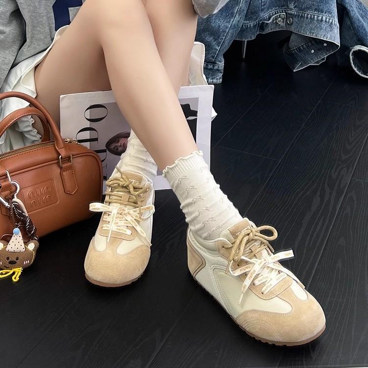 2025 осень новые красные на плоской подошве немецкие тренировочные туфли женские ретро повседневные спортивные маленькие белые туфли универсальные на шнуровке туфли Форреста Гампа