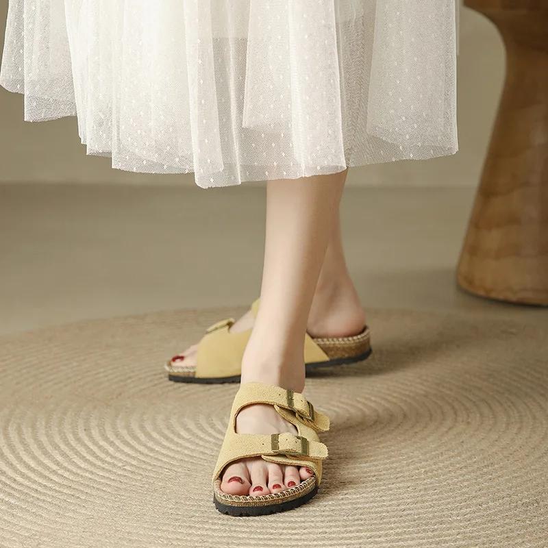 Модные летние женские тапочки 2024 года из коровьей замши, сандалии на плоской подошве с двумя пряжками для женщин, ретро-модные садовые мюли, сандалии-сабо