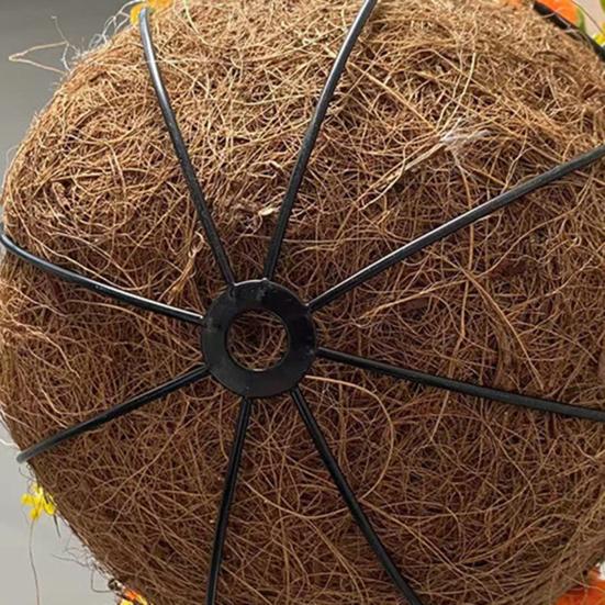 Подвесная корзина с искусственными цветами. Искусственные цветы в корзине. Корзина с искусственными цветами, устойчивая к ультрафиолетовому излучению.