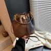 Новая женская сумка 2025 популярная сумка-ведро осень и зима нишевый дизайн сумка-мессенджер ощущение высокого класса работа маленькая сумка