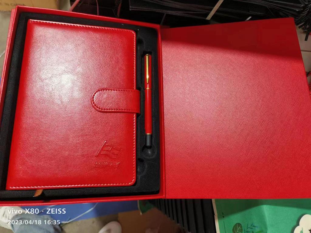 «Набор деловых блокнотов формата А5 и В5 в кожаной обложке с логотипом и пряжкой, подарочная коробка включена».