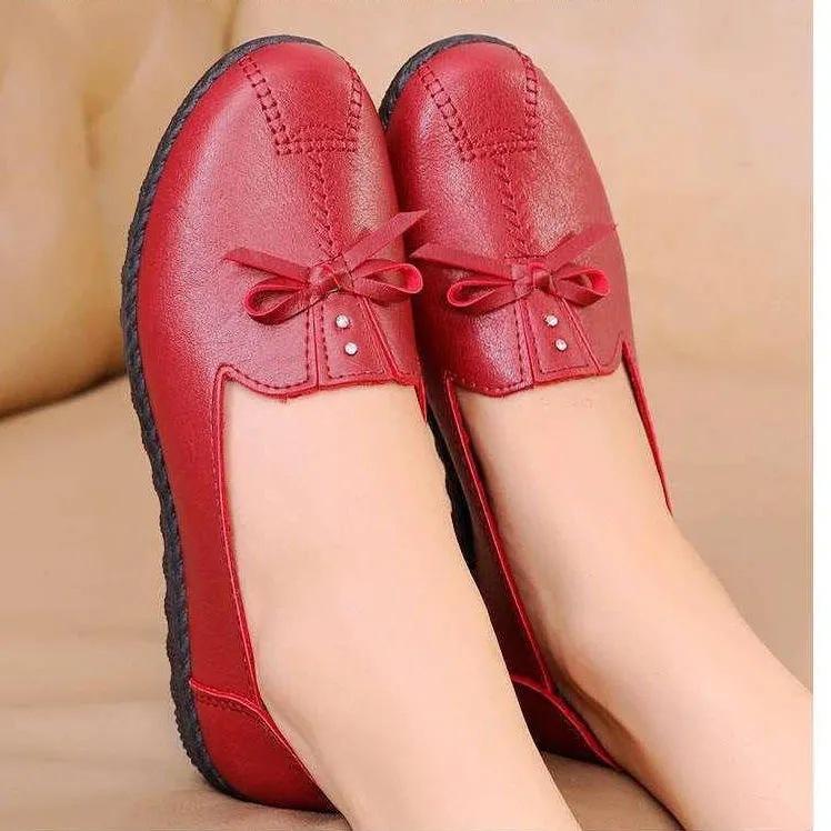 Туфли для мам из мягкой кожи, мягкая подошва, удобные для пожилых женщин, весенние и осенние, плоские, износостойкие, водонепроницаемые, одинарные туфли для пожилых женщин.