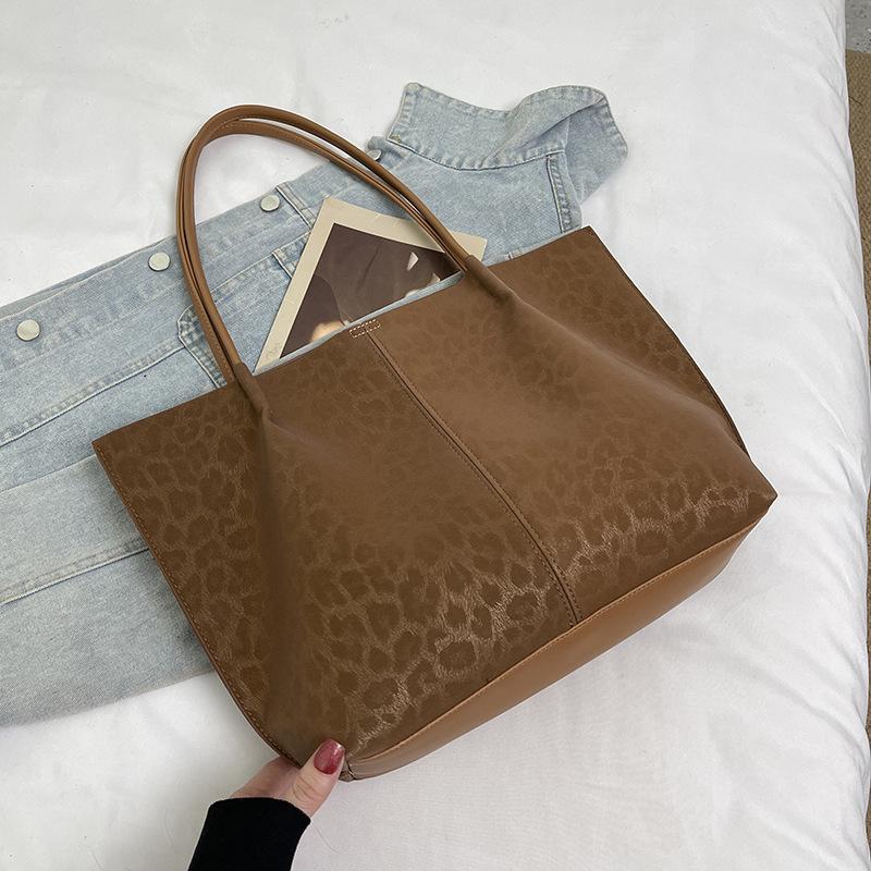 Ретро сумка женская большой вместимости 2205 новая осень и зима универсальная простая сумка на плечо премиальная текстура сумка-тоут для поездок