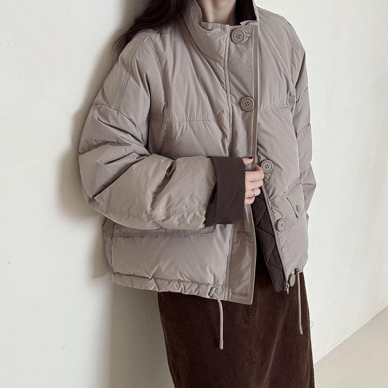 Контрастный цвет маленький 90 белый утиный пуховик женский короткий 2024 зима модный дизайн чувство утолщенный воротник стойка куртка хлеб