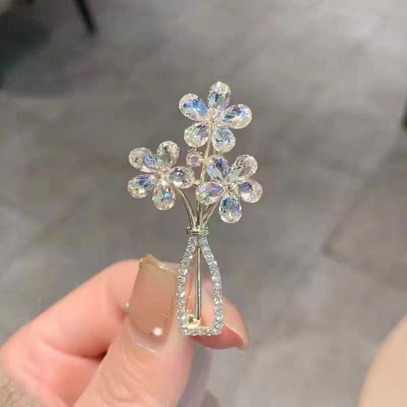 Summer Anti-Exposure Brooch: Fashionable and Luxurious Collar Pin for Women.