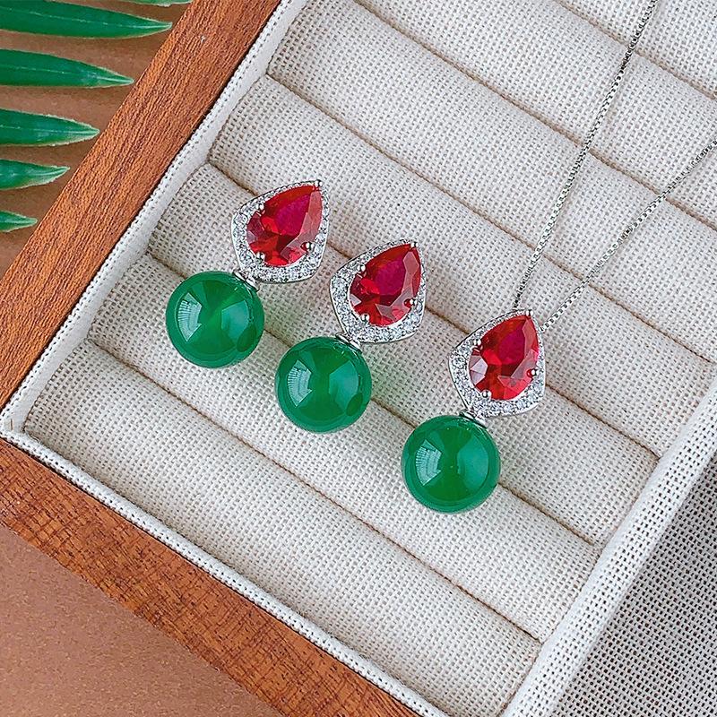 Комплект украшений на осень и зиму в стиле ретро премиум халцедон голубиная кровь красные серьги-гвоздики серебряная игла цепочка на ключицу универсальная женская