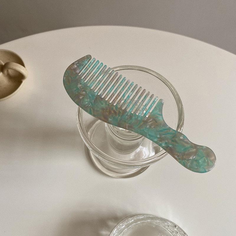 Элегантный и компактный гребень для волос из ацетата под черепаховый панцирь для удобной переноски.