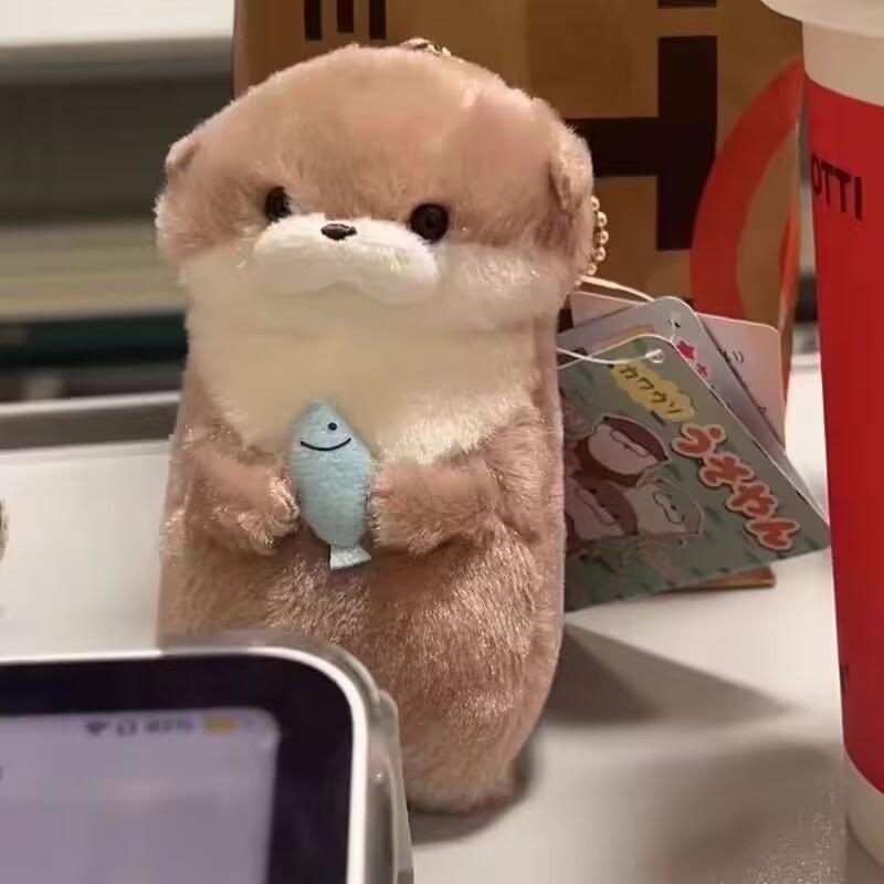 Милая выдра, держащая в руках рыбку, брелок, креативная плюшевая кукла, игрушка, сумка, подвесной кулон, подарок