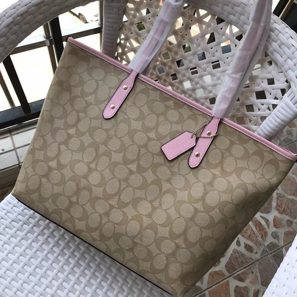 Классическая минималистичная сумка-тоут на плечо в форме пельменя с металлической молнией