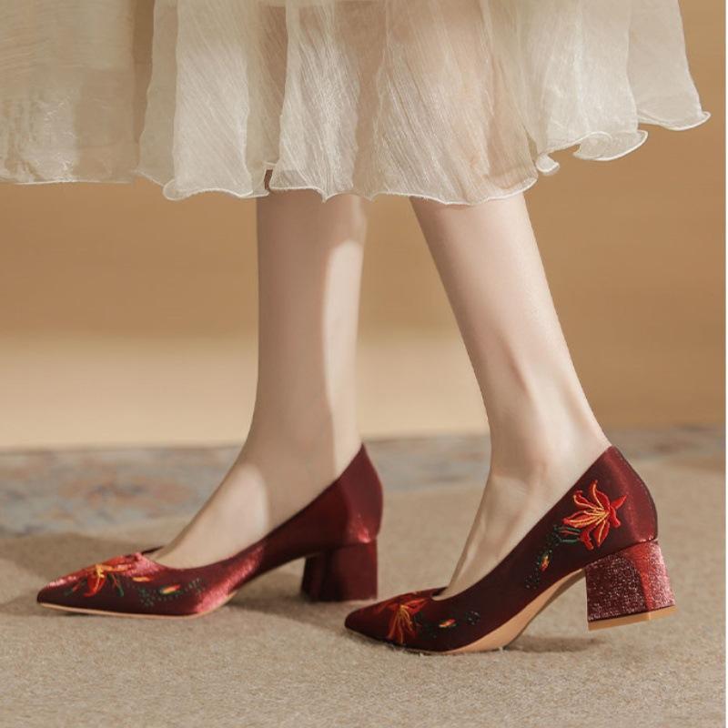 Вышитые туфли-лодочки женские новые светлые туфли для платья не утомляют туфли на высоком каблуке для ципао