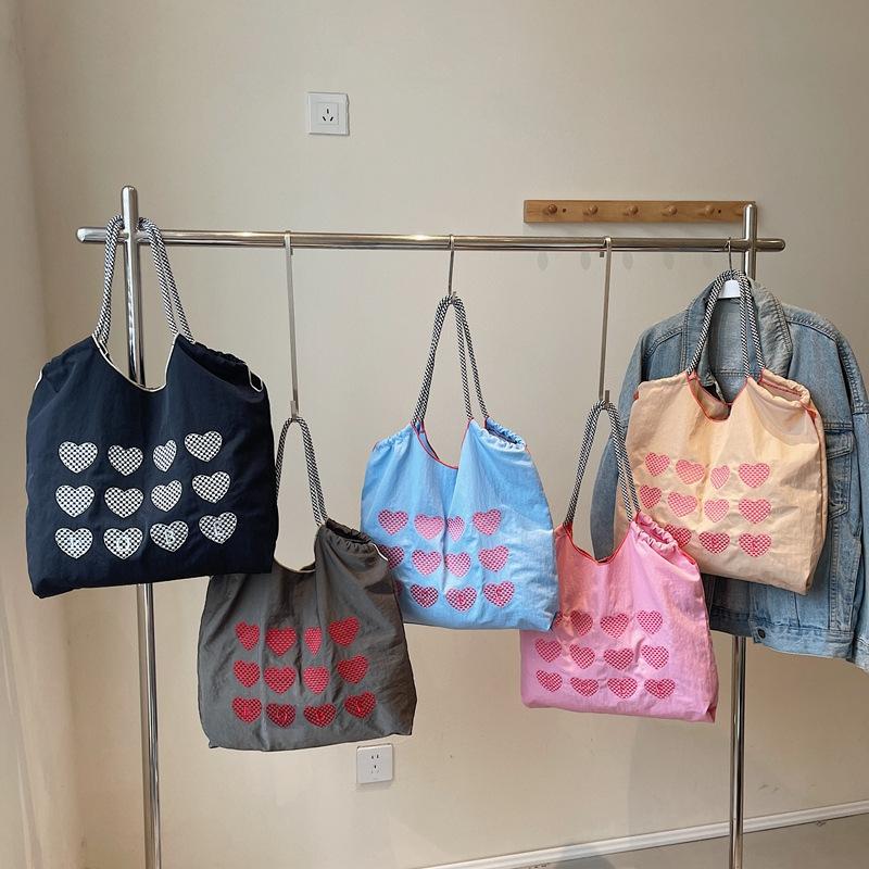 Сумки Сумки Женская 2025 Новая Японская Мультяшная Вышивка Нить Любовь Сумка Через Плечо Большая Вместимость Повседневная Универсальная Сумка для Поездок