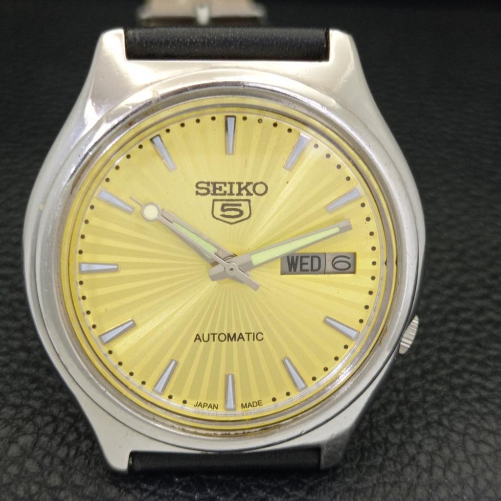 ЯПОНИЯ 7009A ВИНТАЖНЫЕ МУЖСКИЕ АВТОМАТИЧЕСКИЕ ЧАСЫ SEIKO 5 С ЗОЛОТИСТЫМ ЦИФЕРБЛАТОМ a701310-5