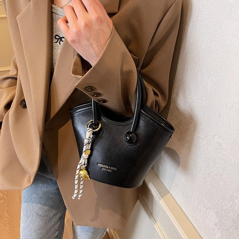 Корейская нишевая сумка женская 2025 новая весна и лето универсальная сумочка популярная одноплечевая сумка-мессенджер сумка-ведро