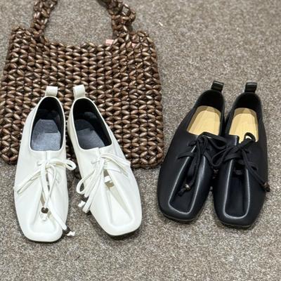 Ретро квадратный носок ремешок с бусинами мягкая подошва для通勤 одинарная обувь женская нишевая темпераментная на плоской подошве с глубоким вырезом маленькие кожаные туфли