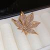 Элегантная брошь в виде кленового листа с украшениями из стразов