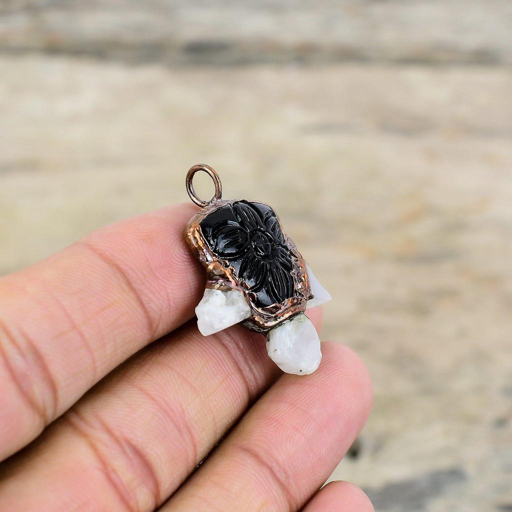 Резной черный оникс с радужным лунным камнем, грубый кулон, медный кулон, изготовленный гальваническим методом, драгоценный камень, ювелирные изделия, изготовленные гальваническим способом, кулон ручной работы для подарка