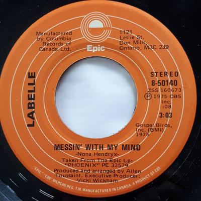 7-дюймовая пластинка LABELLE Messin With My Mind Take The Nig 850140 EPIC 1975 Канада SoulFunk Б/у