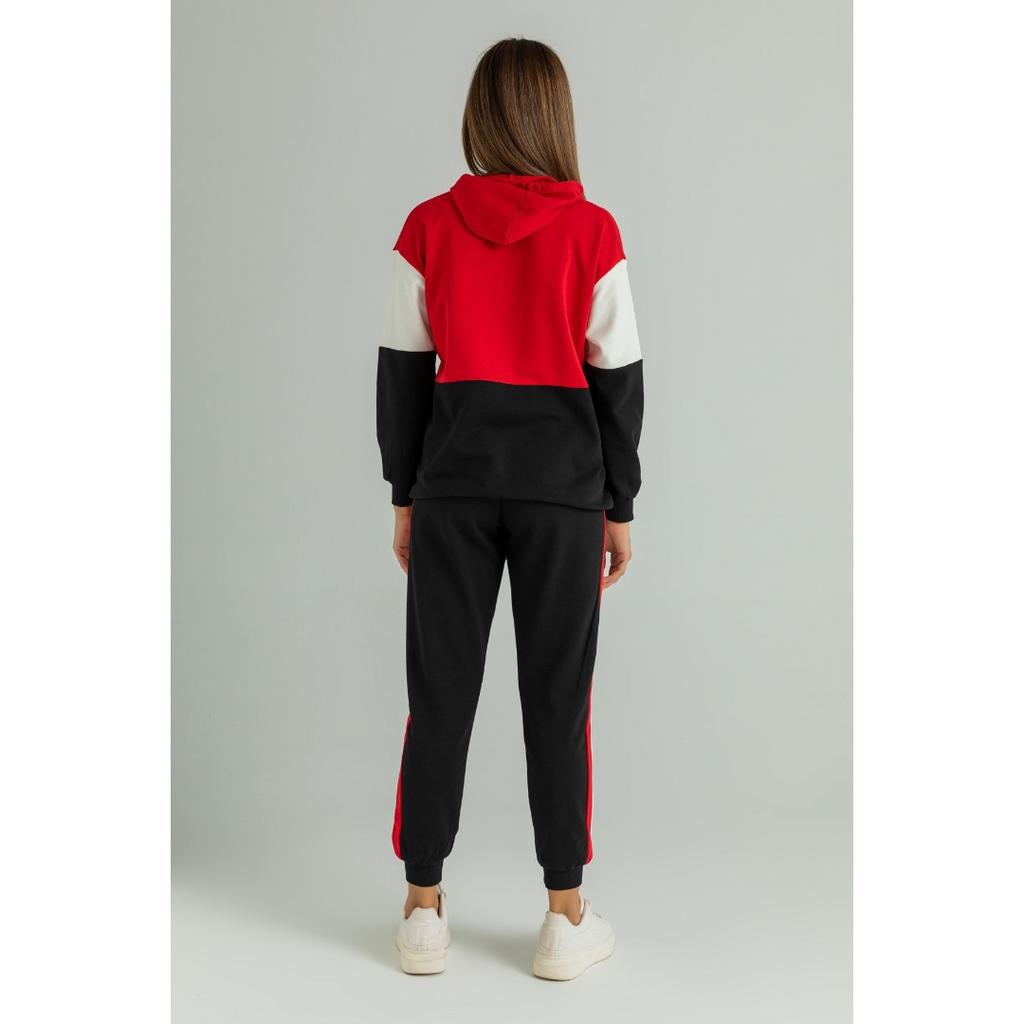 Полосатый спортивный костюм