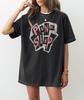 Розовая футболка с надписью Pink Slip T-Shirt Freakier Friday Tee Вдохновленная фильмом «Пятница» Графическая футболка с изображением группы Ретро-футболка с изображением группы Стиль Y2K Кино Мерч Свободный крой