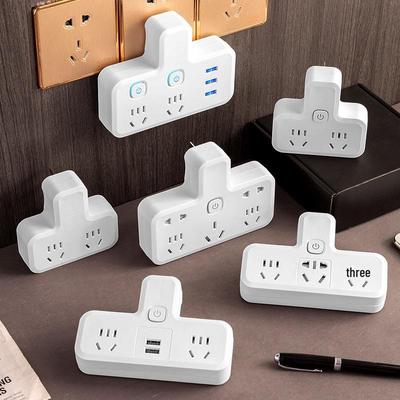 Компактный USB-адаптер с несколькими розетками и синим выключателем для домашнего использования