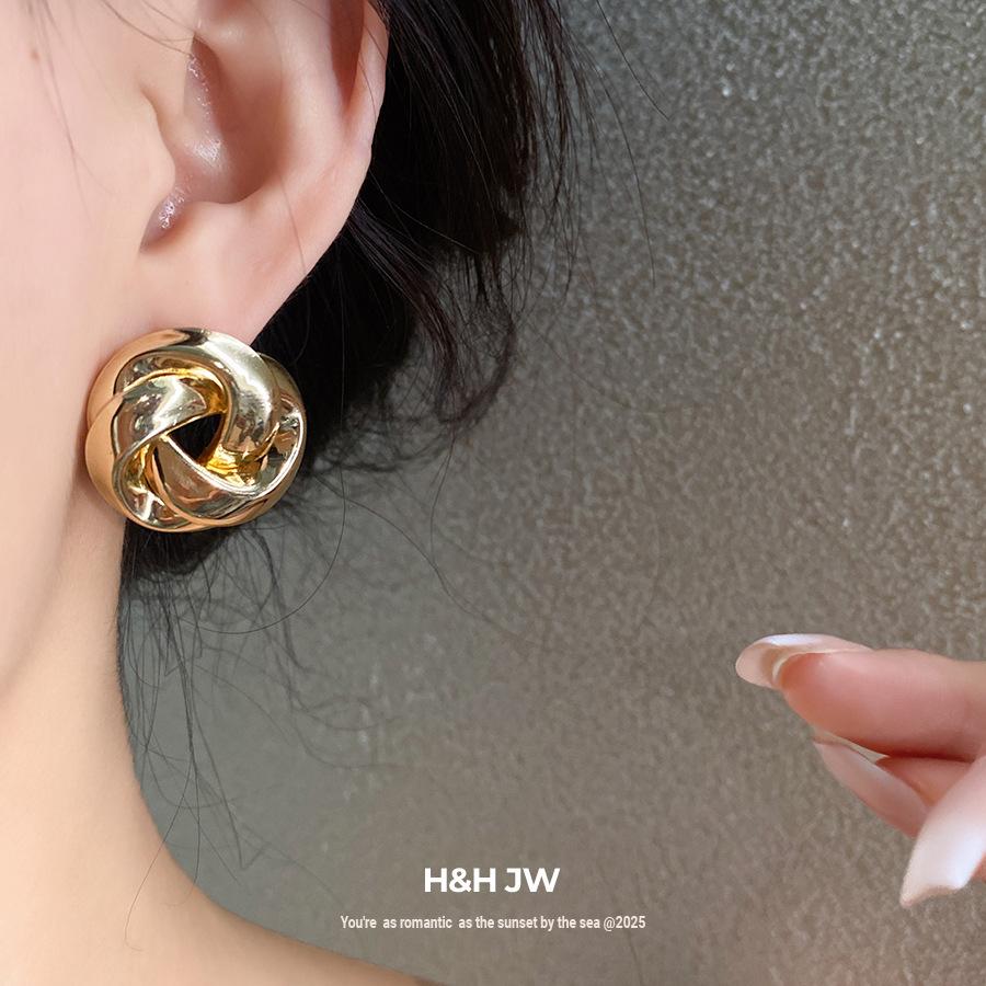 Steel needle metal rose winding stud earrings French retro elegant simple versatile earrings light luxury high-end earrings