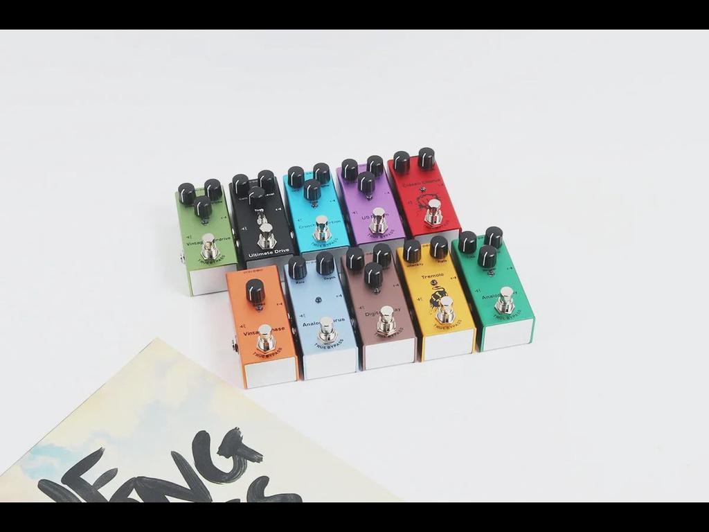 Компактная педаль эффектов для электрогитары: 10 эффектов, включая эквалайзер, дисторшн, овердрайв, фузз, хорус, симуляцию и задержку.